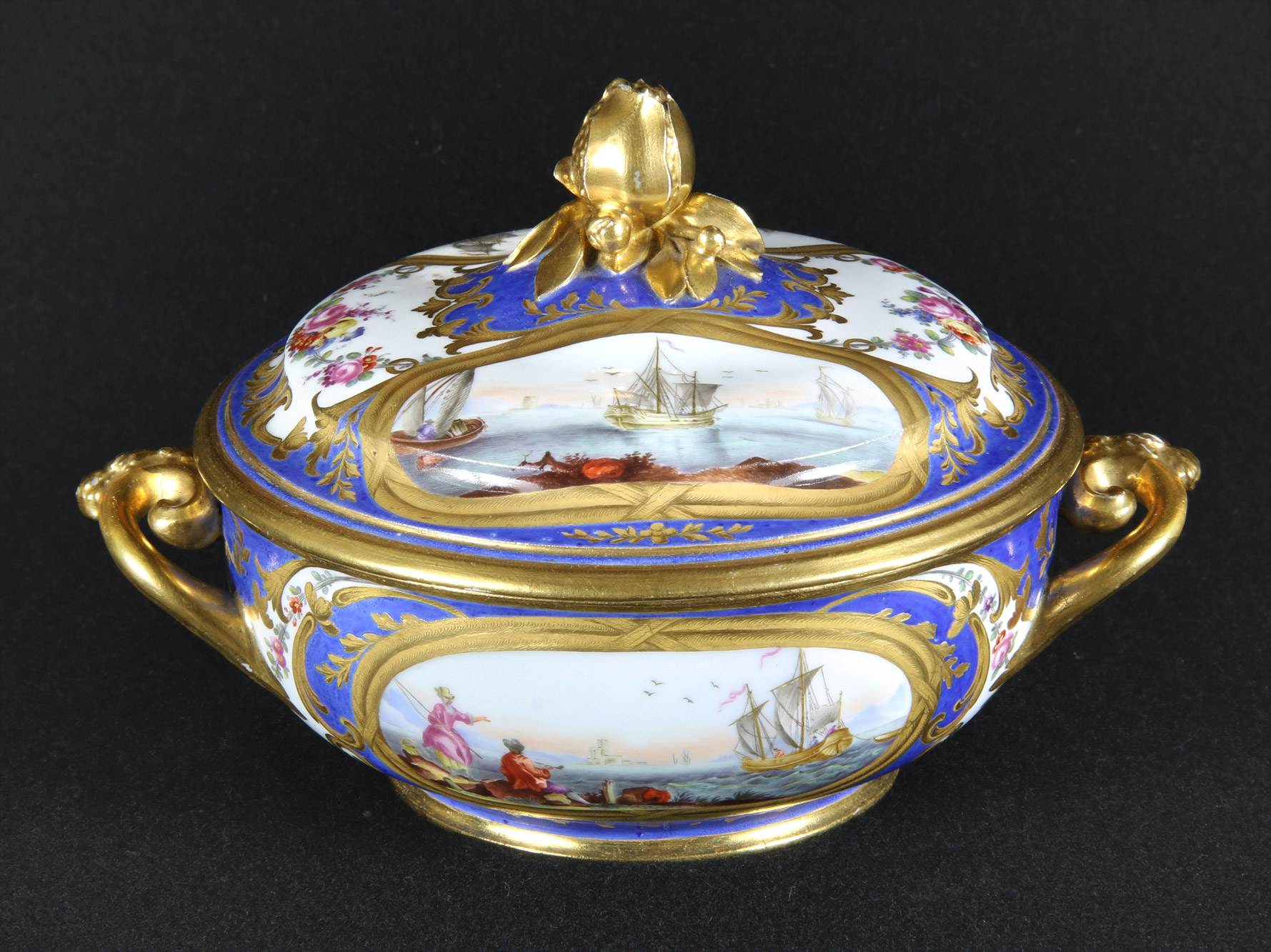 ANTIGUA BOMBONERA DE PORCELANA FRANCESA DE SEVRES CON TAPA. ANTIGUA BOMBONERA DE PORCELANA FRANCESA DE SEVRES CON TAPA.