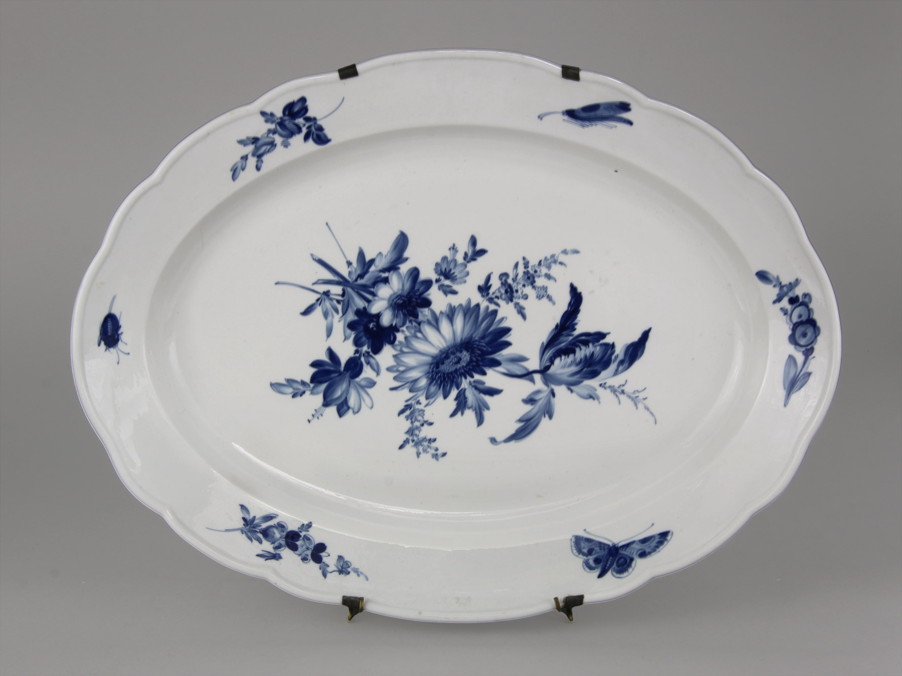  GRAN FUENTE OVAL DE PORCELANA ALEMANA DE MEISSEN. 