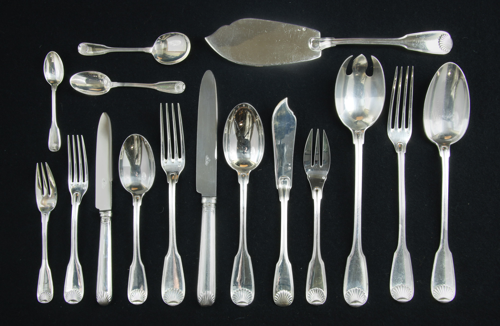  CONJUNTO DE CUBIERTOS DE PLATA FRANCESA SELLADA.  