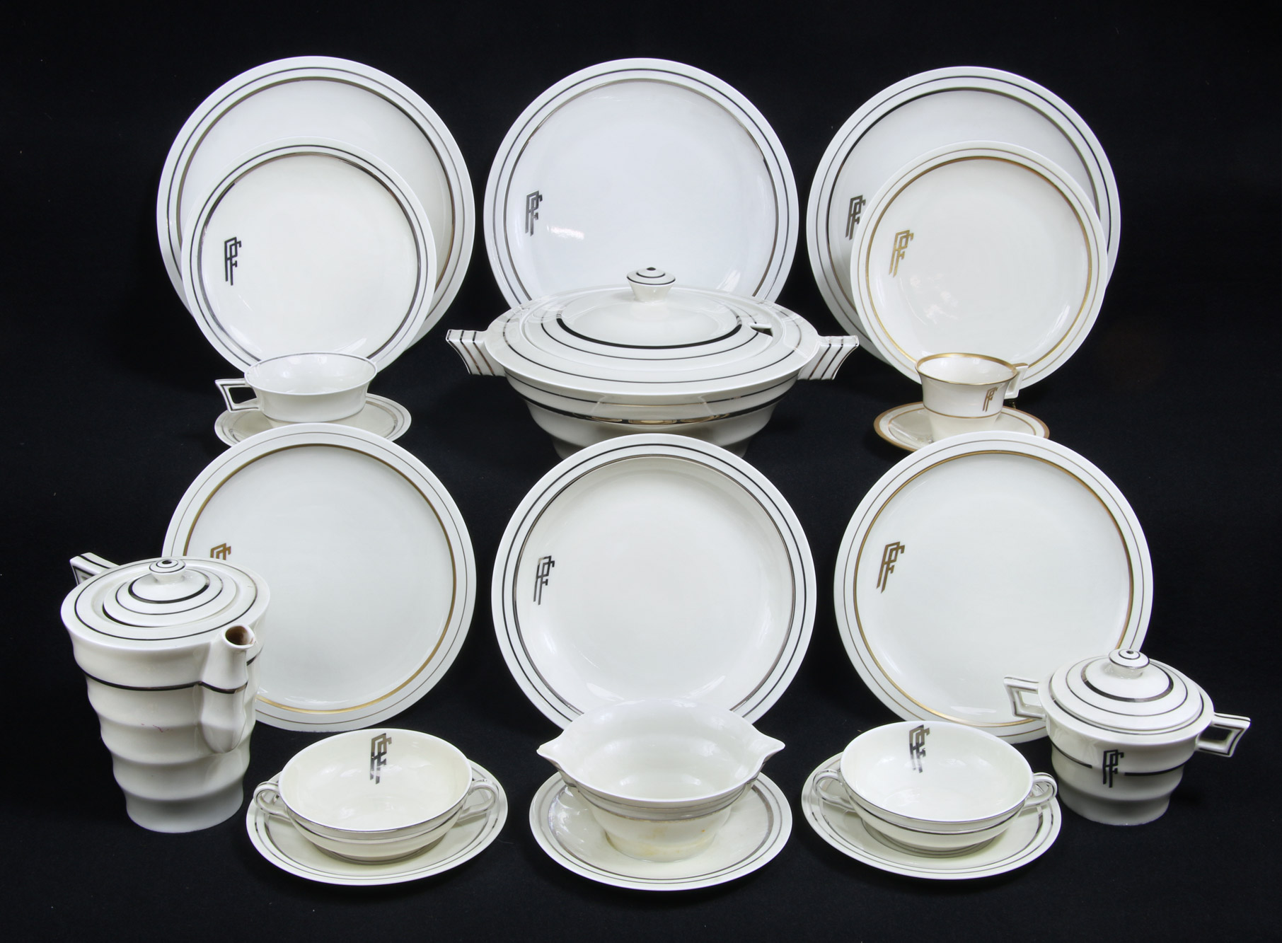  JUEGO DE PORCELANA FRANCESA LIMOGES PARA MESA. 