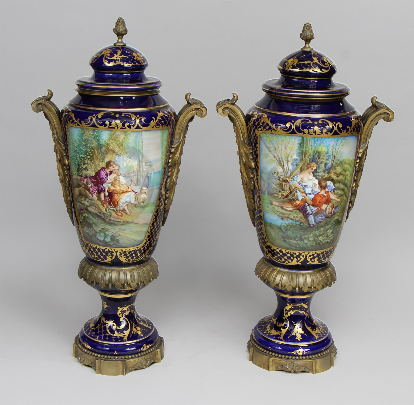 PAR DE ANFORAS DE PORCELANA FRANCESA DE SEVRES. 