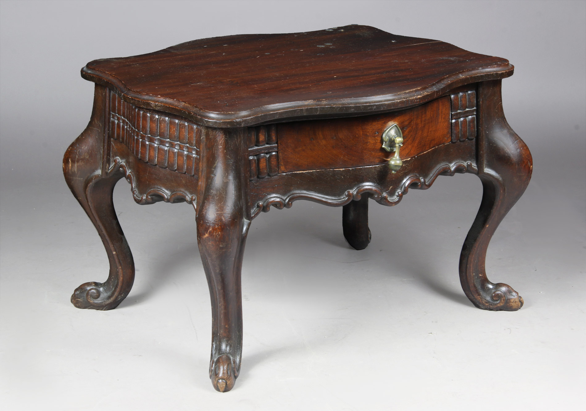  MESA BAJA DE ESTILO COLONIAL SUDAMERICANO.