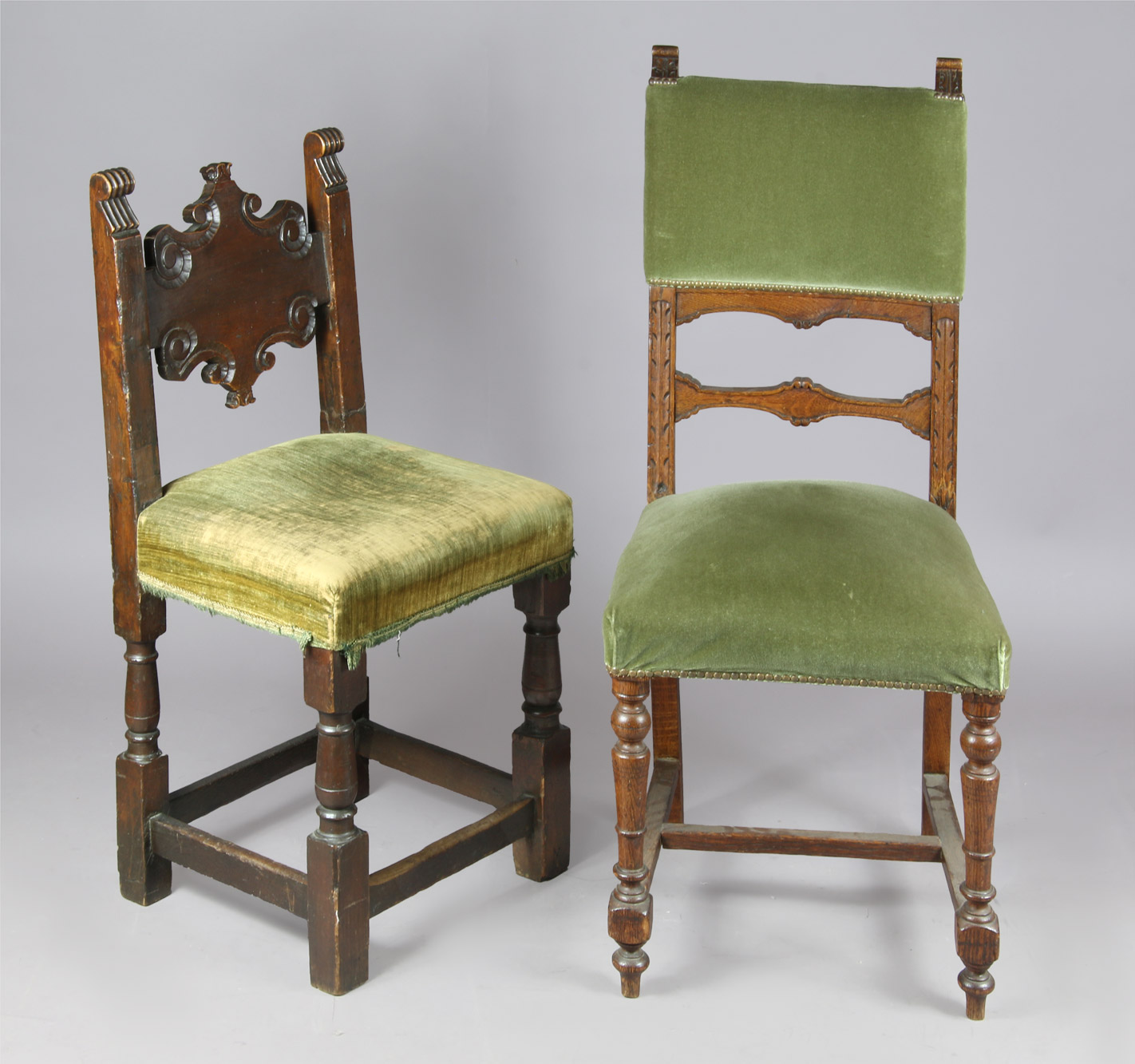  DOS SILLAS ESPAÑOLAS DE MADERA RUSTICA.