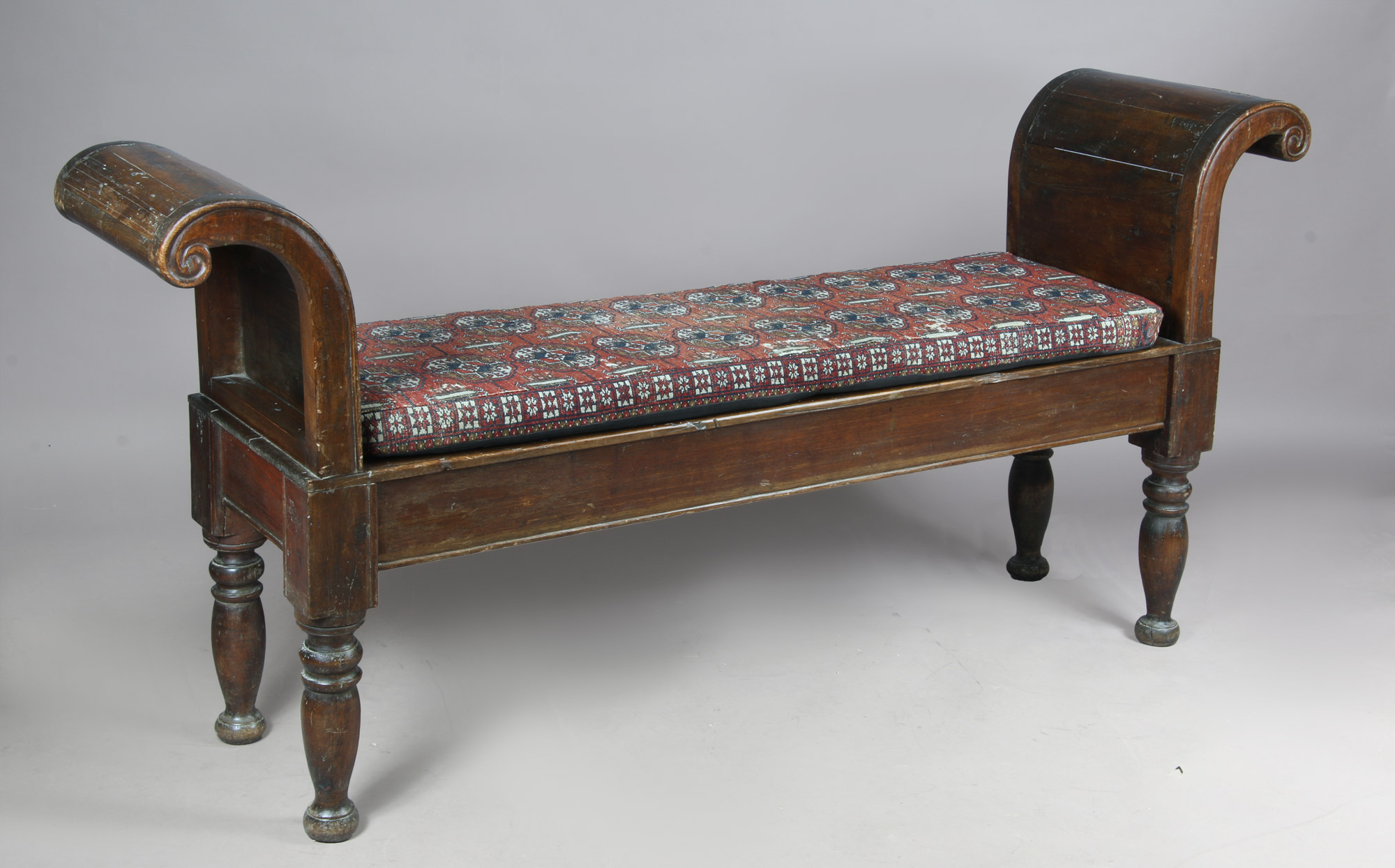  GRAN BANQUETA ITALIANA DE MADERA DE NOGAL MACIZO.