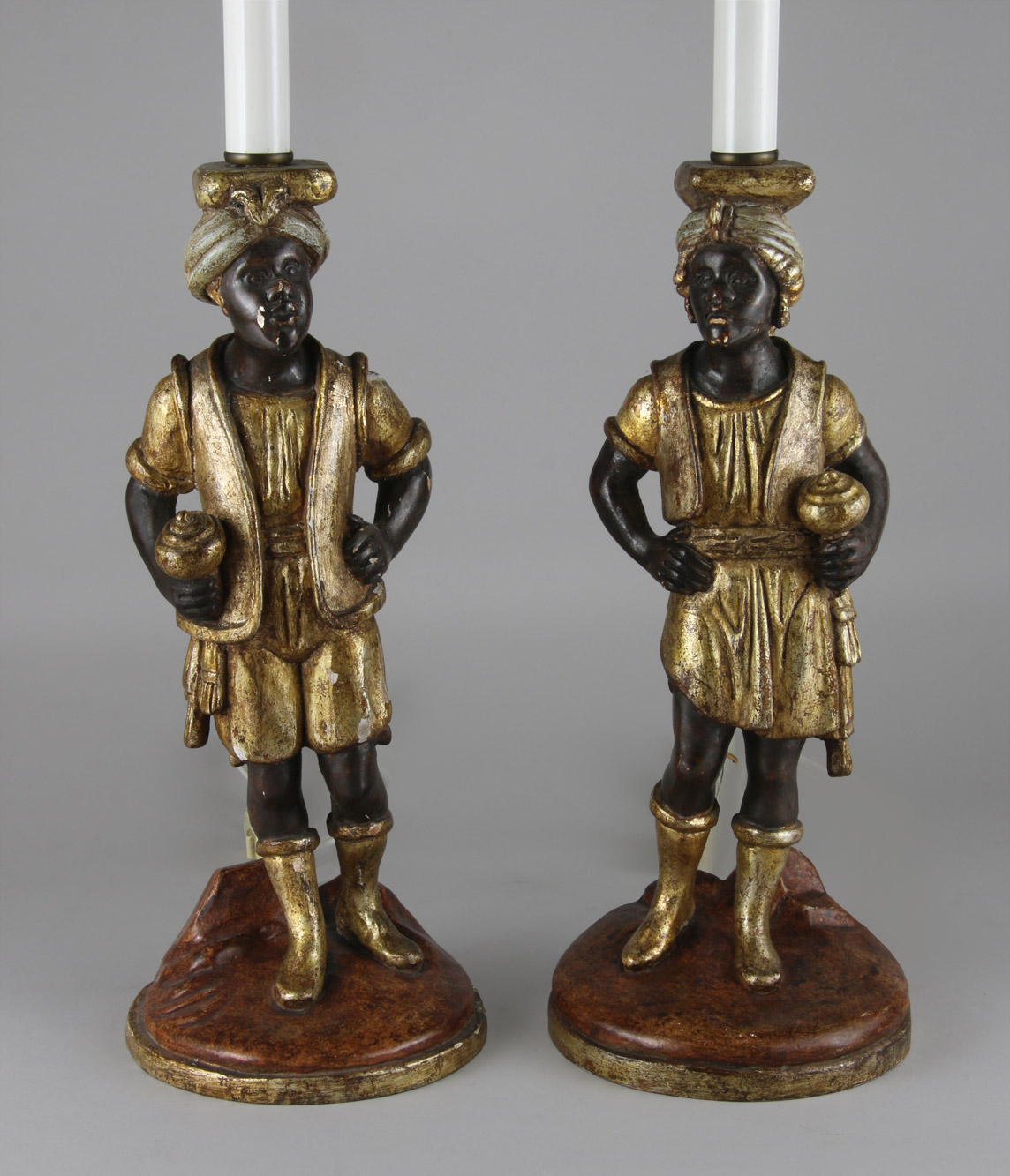  PAR DE LAMPARAS CON FIGURAS DE NEGROS VENECIANOS.