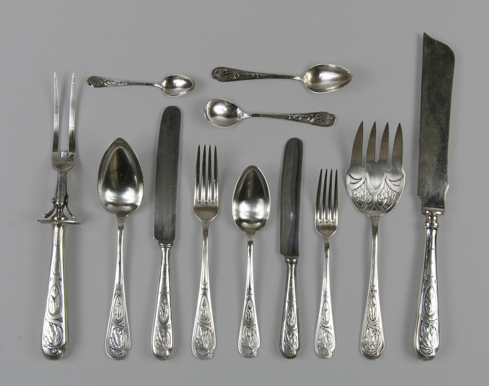  JUEGO DE CUBIERTOS ART NOUVEAU DE METAL PLATEADO.