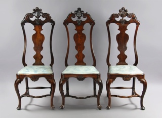 Lote 390: SIETE ANTIGUAS SILLAS COLONIALES PARA COMEDOR.  SIETE ANTIGUAS SILLAS COLONIALES PARA COMEDOR. 