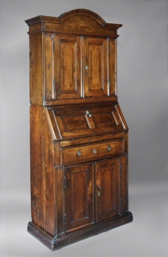 Lote 389: ANTIGUO MUEBLE SECRETAIRE ITALIANO SIGLO XVIII.  ANTIGUO MUEBLE SECRETAIRE ITALIANO SIGLO XVIII. 