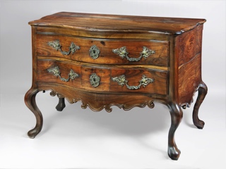 Lote 381: IMPORTANTE COMODA PORTUGUESA DEL SIGLO XVIII.  IMPORTANTE COMODA PORTUGUESA DEL SIGLO XVIII. 