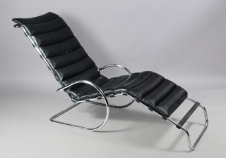 Lote 418: CHAISE LONGUE DE LINEA MODERNA AL ESTILO DE LA BAUHAUS. CHAISE LONGUE DE LINEA MODERNA AL ESTILO DE LA BAUHAUS.