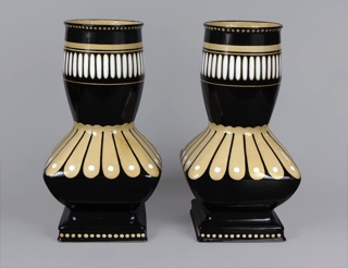 Lote 988: PAR DE VASOS ART DECO DE CERAMICA ALEMANA ESMALTADA.  PAR DE VASOS ART DECO DE CERAMICA ALEMANA ESMALTADA. 