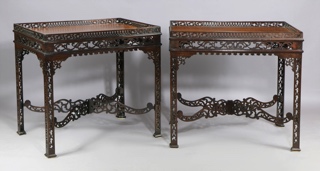 Lote 339: PAR DE MESAS DE ESTILO INGLES CHIPPENDALE PARA CENTRO. PAR DE MESAS DE ESTILO INGLES CHIPPENDALE PARA CENTRO.