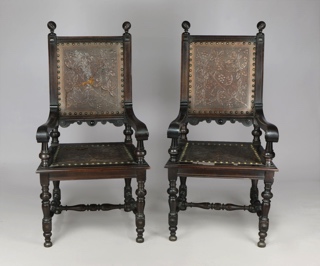 Lote 410: PAR DE SILLONES FRAILEROS CON ARMAZONES DE CAOBA. PAR DE SILLONES FRAILEROS CON ARMAZONES DE CAOBA.