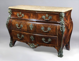 Lote 338: COMODA DE ESTILO FRANCES REGENCE.  COMODA DE ESTILO FRANCES REGENCE. 