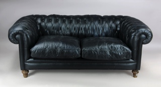 Lote 417: PEQUEÑO SOFA CHESTERFIELD PARA DOS CUERPOS.  PEQUEÑO SOFA CHESTERFIELD PARA DOS CUERPOS. 