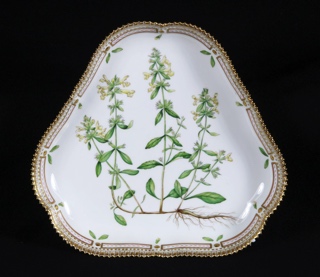 Lote 827: FUENTE DE PORCELANA ROYAL COPENHAGEN 'FLORA DANICA' FUENTE DE PORCELANA ROYAL COPENHAGEN 'FLORA DANICA'