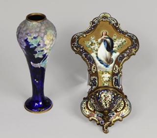 Lotes 1017 y 1016: 
																		SARLANDIE, Jules: VASO ARTISTICO DE ESMALTE SOBRE COBRE FIRMADO J. SARLANDIE. 
																		ANTIGUA PILA PARA AGUA BENDITA FRANCESA DE BRONCE CLOISONNÉ.