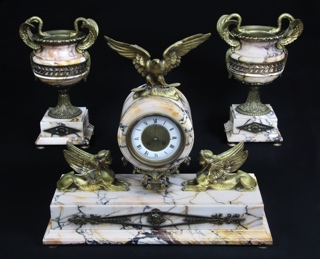 Lote 852: GARNITURE FRANCESA DE MARMOL Y BRONCE ESTILO IMPERIO.  GARNITURE FRANCESA DE MARMOL Y BRONCE ESTILO IMPERIO. 