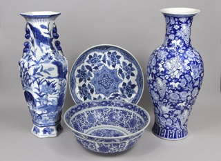 Lotes 974, 976, 973 y 975: 
																		GRAN VASO CHINO DE PORCELANA ESMALTADA. 
																		GRAN PLATO CHINO DE PORCELANA ESMALTADA. 
																		GRAN VASO CHINO DE PORCELANA ESMALTADA. 
																		GRAN CENTRO HONDO CHINO DE PORCELANA ESMALTADA. 