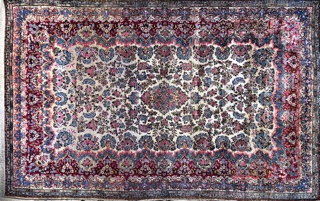 Lote 500: GRAN ALFOMBRA KIRMAN DE LANA TEJIDA A MANO. GRAN ALFOMBRA KIRMAN DE LANA TEJIDA A MANO.