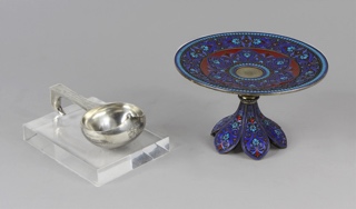 Lotes 592 y 591: 
																		ANTIGUO KOVSH RUSO CON PUNZON DE ORFEBRE.
																		ANTIGUO CENTRO RUSO DE ESMALTE CLOISONNE SELLADO.