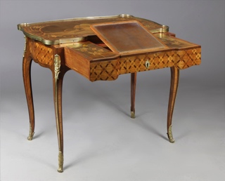 Lote 280: INTERESANTE 'TABLE A ECRIRE' FRANCESA EPOCA LUIS XV. INTERESANTE 'TABLE A ECRIRE' FRANCESA EPOCA LUIS XV.