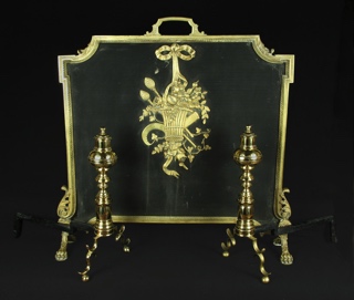 Lote 922: FRENTE Y PAR DE CHENETS DE BRONCE FRANCES PARA CHIMENEA. FRENTE Y PAR DE CHENETS DE BRONCE FRANCES PARA CHIMENEA.