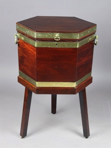 Lote 296: ANTIGUO 'WINE-COOLER ' INGLES EPOCA JORGE III. ANTIGUO 'WINE-COOLER ' INGLES EPOCA JORGE III.