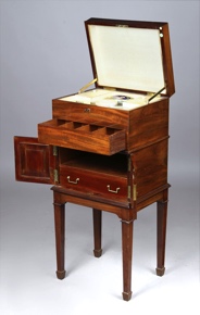 Lote 304: PEQUEÑO MUEBLE INGLES DE ESTILO SHERATON PARA FUMADOR. PEQUEÑO MUEBLE INGLES DE ESTILO SHERATON PARA FUMADOR.