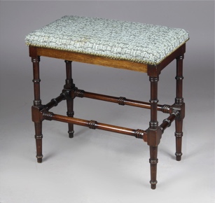 Lote 301: PEQUEÑA BANQUETA INGLESA DE FORMA RECTANGULAR. PEQUEÑA BANQUETA INGLESA DE FORMA RECTANGULAR.