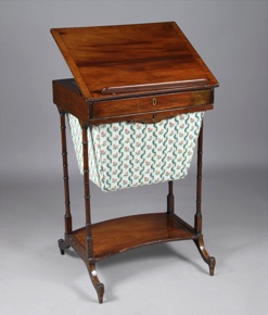 Lote 302: PEQUEÑA MESA INGLESA ANTIGUA PARA COSTURA Y LECTURA. PEQUEÑA MESA INGLESA ANTIGUA PARA COSTURA Y LECTURA.