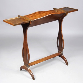 Lote 300: ANGOSTA MESA DE CAOBA PARA LECTURA. ANGOSTA MESA DE CAOBA PARA LECTURA.