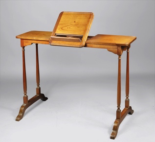 Lote 303: PEQUEÑA MESA ANGOSTA CON ATRIL. PEQUEÑA MESA ANGOSTA CON ATRIL.