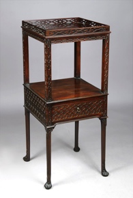 Lote 290: ANTIGUO 'WASH-STAND' INGLES DE ESTILO GEORGIAN. ANTIGUO 'WASH-STAND' INGLES DE ESTILO GEORGIAN.