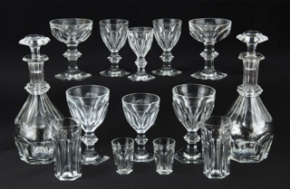 Lotes 569, 572, 571 y 570: 
																		IMPORTANTE JUEGO DE COPAS FRANCES DE BACCARAT SELLADO.
																		PAR DE BOTELLONES FRANCESES DE BACCARAT MODELO HARCOURT.
																		OCHO VASOS FRANCESES DE BACCARAT SELLADO PARA NARANJADA.
																		ONCE PEQUEÑOS VASOS FRANCESES DE BACCARAT SELLADO.