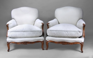 Lote 430: PAR DE SILLONES BAJOS FRANCESES DE ESTILO LUIS XV. PAR DE SILLONES BAJOS FRANCESES DE ESTILO LUIS XV.