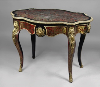 Lote 427: MESA FRANCESA DE ESTILO BOULLE PARA CENTRO. MESA FRANCESA DE ESTILO BOULLE PARA CENTRO.