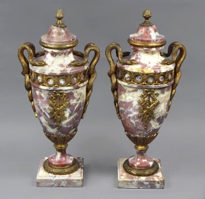 Lote 985: PAR DE ANFORAS FRANCESAS DE MARMOL Y BRONCE.  PAR DE ANFORAS FRANCESAS DE MARMOL Y BRONCE. 