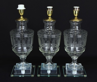 Lote 996: TRES LAMPARAS DE VIDRIO GRABADO.  TRES LAMPARAS DE VIDRIO GRABADO. 