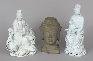 Lotes 971 y 972: 
																		DOS GRUPOS DE PORCELANA BLANC DE CHINE. 
																		CABEZA 'BUDHA' EN PIEDRA ESCULPIDA. 