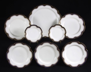 Lote 878: JUEGO DE PORCELANA FRANCESA DE LIMOGES PARA MESA. JUEGO DE PORCELANA FRANCESA DE LIMOGES PARA MESA.