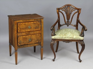 Lotes 393 y 394: 
																		ANTIGUA MESA DE LUZ DEL NORTE DE ITALIA.
																		ANTIGUO PEQUEÑO SILLON ITALIANO SIGLO XIX.