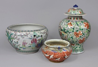 Lotes 930, 931 y 932: 
																		CACHE POT DE PORCELANA CHINA DE CANTON.
																		ANTIGUO CACHE POT DE PORCELANA JAPONESA KUTANI. 
																		ANTIGUO POTICHE CHINO DE PORCELANA ESMALTADA CON TAPA. 