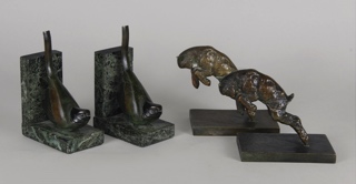 Lotes 907 y 908: 
																		BECQUEREL, André Vincent: PAR DE SUJETA LIBROS ART DECO DE BRONCE FIRMADOS BECQUEREL.
																		SILVESTRE, Victor: PAR DE SUJETA LIBROS FRANCESES DE BRONCE FIRMADOS SILVESTRE.