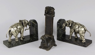 Lotes 910 y 909: 
																		PAR DE SUJETA LIBROS DE METAL Y MARMOL.
																		PIEZA ORNAMENTAL CHINA DE BRONCE PATINADO.