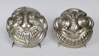 Lote 578: PAR DE ANTIGUAS MASCARAS COLONIALES SUDAMERICANAS. PAR DE ANTIGUAS MASCARAS COLONIALES SUDAMERICANAS.