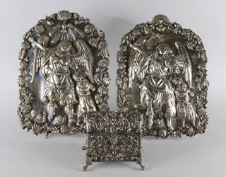 Lotes 580 y 579: 
																		PAR DE ANTIGUAS PLACAS VIRREYNALES ANDINAS REPUJADAS.
																		ANTIGUO COFRE COLONIAL CINCELADO Y REPUJADO CON TAPA.