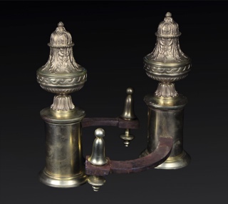 Lote 992: PAR DE CHENETS FRANCESES DE BRONCE DORADO.  PAR DE CHENETS FRANCESES DE BRONCE DORADO. 