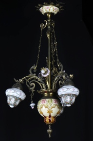 Lote 1010: ARAÑA DE BRONCE Y CERAMICA PINTADA.  ARAÑA DE BRONCE Y CERAMICA PINTADA. 