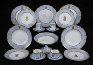 Lotes 823 y 822: 
																		JUEGO DE PORCELANA FRANCESA MANSARD PARA MESA.
																		JUEGO DE PORCELANA FRANCESA MANSARD PARA MESA.